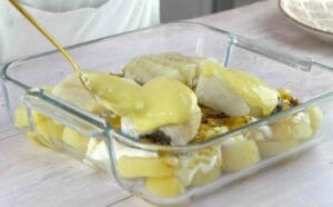 montaje del plato con patatas, cebolla, nata, bacalao y alioli