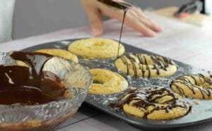 verter chocolate derretido con AOVE en los donuts