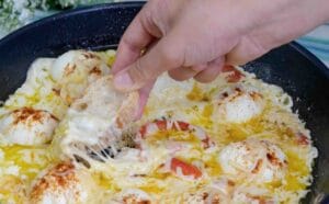 mojar pan en huevos turcos