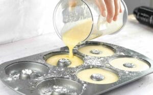 Verter masa en molde de donuts