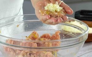 Montar filetes rusos con queso